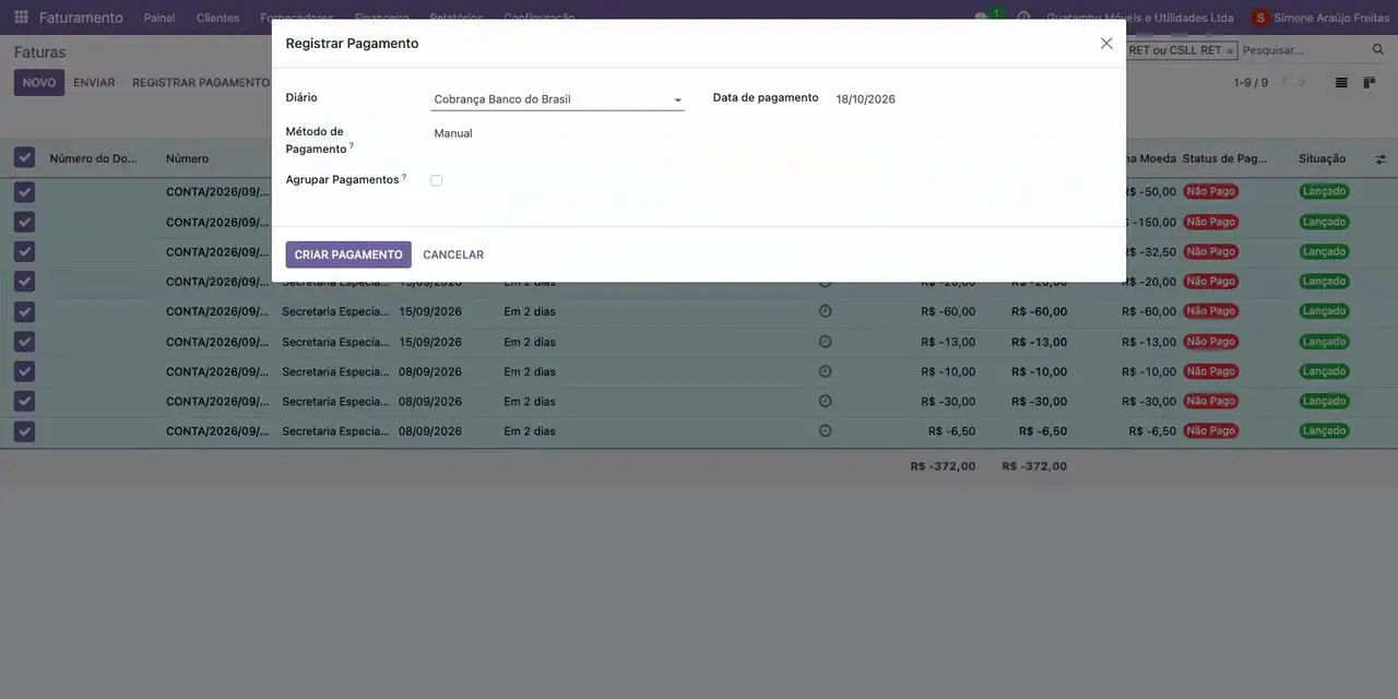 Marque todas as faturas e clique em Ação e Registrar Pagamento.